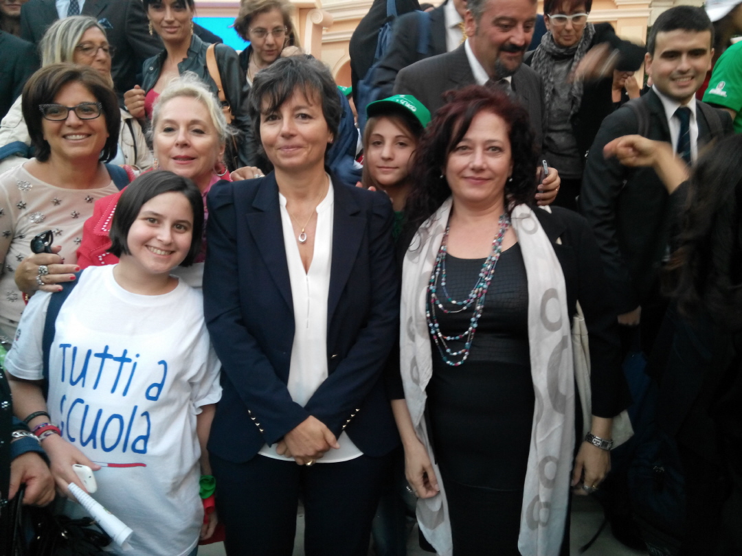 il Ministro dell'Istruzione Maria Grazia Carrozza con la preside del Renda Pasqualina Maria Zaccheria nel cortile del Quirinale